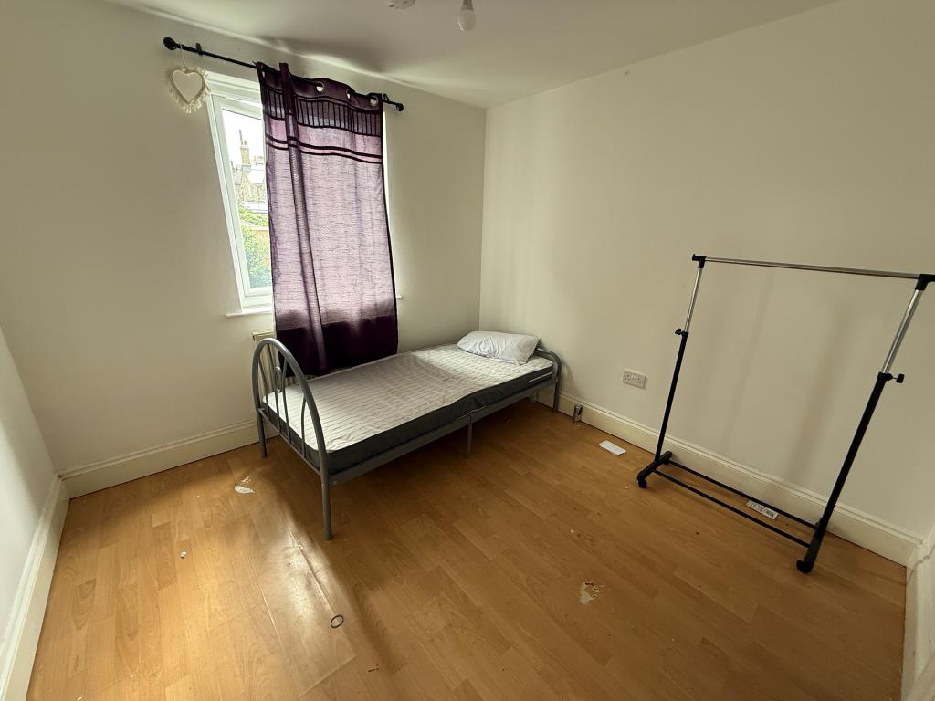 Lot: 154 - SEVEN-BEDROOM HOUSE OF MULTIPLE OCCUPATION - Bedroom five